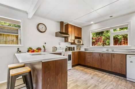 Photo of property in 6 Royston Way, Newlands, Wellington, 6037