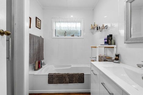 Photo of property in 15 Fenruss Street, Fairy Springs, Rotorua, 3015