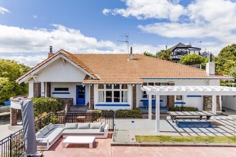 Photo of property in 60 Milton Road, Bluff Hill, Napier, 4110
