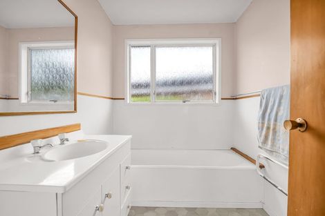 Photo of property in 28 Eyre Street, Henderson, Auckland, 0612