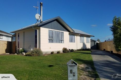 Photo of property in 18 Cumberland Place, Kelvin Grove, Palmerston North, 4414
