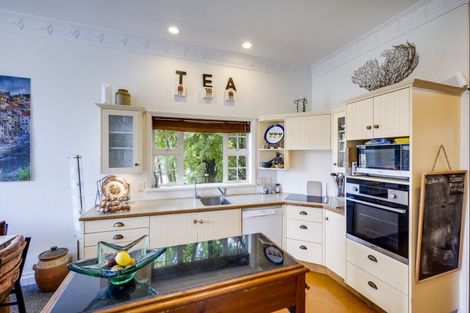 Photo of property in 36 Napier Terrace, Hospital Hill, Napier, 4110