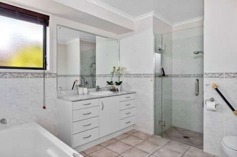 Photo of property in 37 Rivervale Grove, Stanmore Bay, Whangaparaoa, 0932