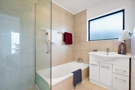 Photo of property in 2/38 Waverley Avenue, Glenfield, Auckland, 0629