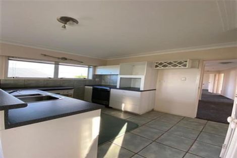 Photo of property in 2/96 Sunset Road, Unsworth Heights, Auckland, 0632