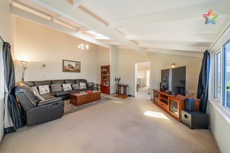 Photo of property in 2 Taka Grove, Normandale, Lower Hutt, 5010