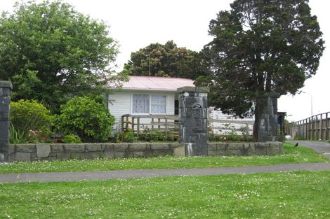 Photo of property in 28 Windrush Close, Mangere, Auckland, 2022