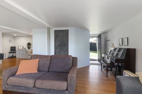 Photo of property in 2 Roberts Avenue, Belmont, Auckland, 0622