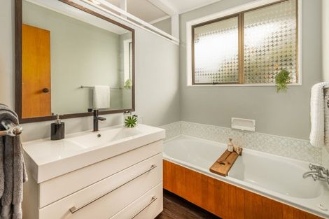 Photo of property in 10 Graham Grove, Waikanae, 5036