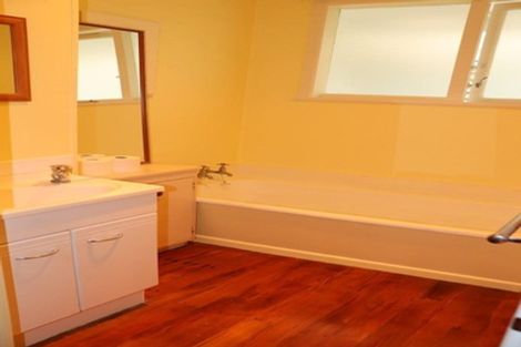 Photo of property in 38 Potter Avenue, Northcote, Auckland, 0627