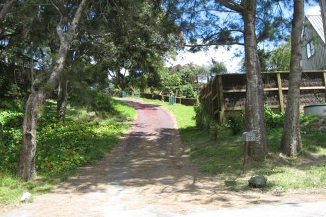 Photo of property in 393 Motutara Road, Muriwai, Waimauku, 0881