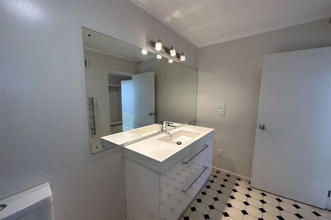 Photo of property in 2/23 Bernleigh Terrace, West Harbour, Auckland, 0618