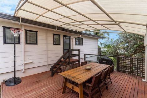 Photo of property in 1/70 Totaravale Drive, Totara Vale, Auckland, 0629