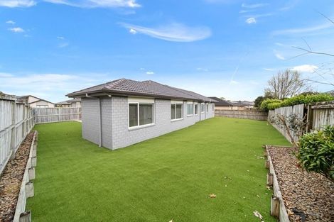 Photo of property in 24 Kilmacrennan Drive, Rosehill, Papakura, 2113