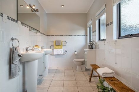 Photo of property in 72 Aberdeen Road, Campbells Bay, Auckland, 0620