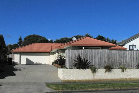 Photo of property in 60 Queens Road, Waikanae Beach, Waikanae, 5036