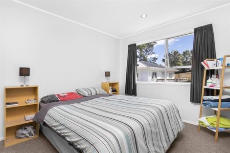 Photo of property in 1/14 Barnfield Place, Glendene, Auckland, 0602