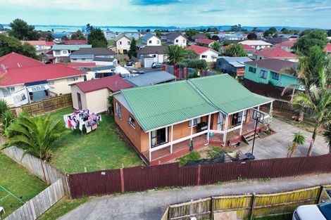 Photo of property in 28 Dungarvon Place, Clendon Park, Auckland, 2103