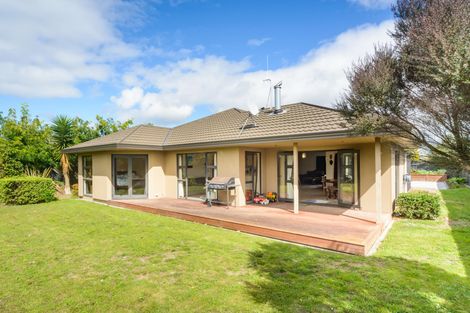 Photo of property in 16 Sorrento Place, Kelvin Grove, Palmerston North, 4414