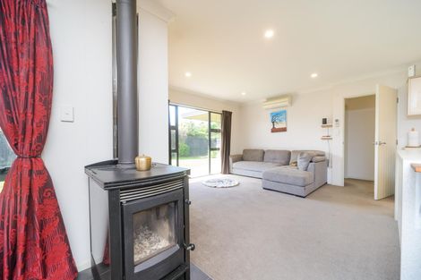 Photo of property in 16 Sorrento Place, Kelvin Grove, Palmerston North, 4414