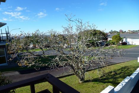 Photo of property in 3 Manhattan Heights, Glendene, Auckland, 0602