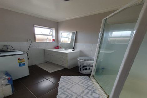 Photo of property in 2 Wattle Street, New Lynn, Auckland, 0600