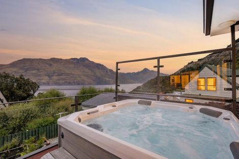 Photo of property in 2 Evergreen Place, Sunshine Bay, Queenstown, 9300