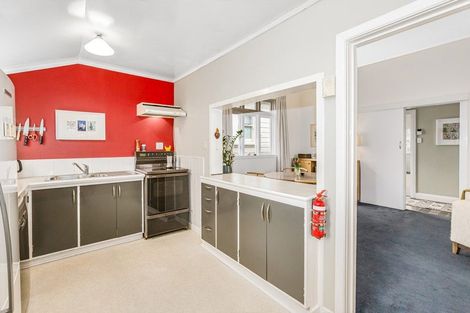 Photo of property in 107 Onepu Road, Lyall Bay, Wellington, 6022