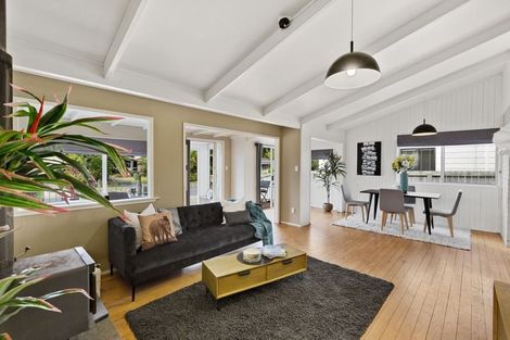 Photo of property in 9 Walton Street, Red Beach, 0932