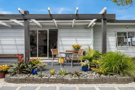 Photo of property in 2/1 Woodside Road, Massey, Auckland, 0614