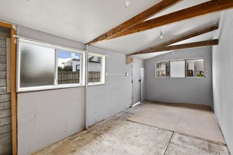 Photo of property in 9 Walton Street, Red Beach, 0932