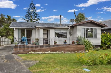 Photo of property in 9 Walton Street, Red Beach, 0932