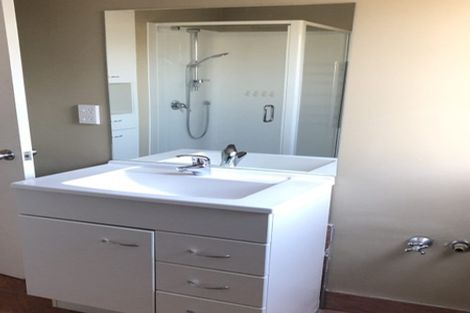 Photo of property in 4/172 Beach Haven Road, Beach Haven, Auckland, 0626