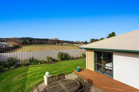 Photo of property in 16 Edgewater Grove, Whakatane, 3120