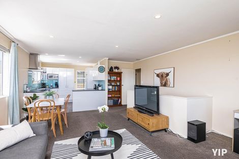 Photo of property in 9a Pimlico Place, Newlands, Wellington, 6037