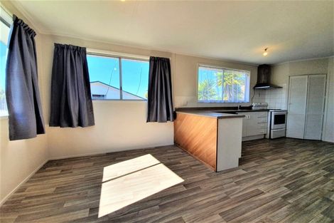 Photo of property in 28 Easton Park Parade, Glenfield, Auckland, 0629