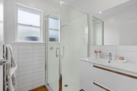 Photo of property in 1/3 Daphne Street, Kelston, Auckland, 0602