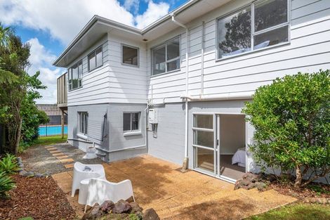 Photo of property in 14 Holdaway Avenue, Northcote, Auckland, 0627