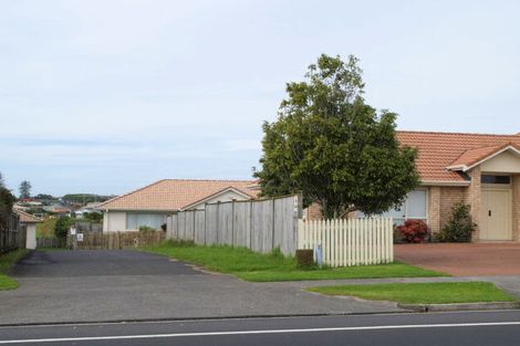 Photo of property in 182a Botany Road, Botany Downs, Auckland, 2010