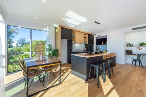 Photo of property in 10 Hilltop Lane, Mount Pleasant, Christchurch, 8081
