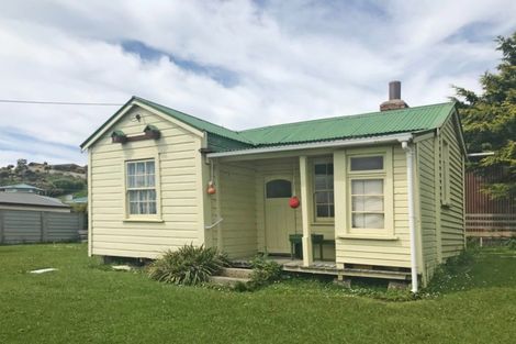 Photo of property in 3 Rimu Street, Kaka Point, 9271