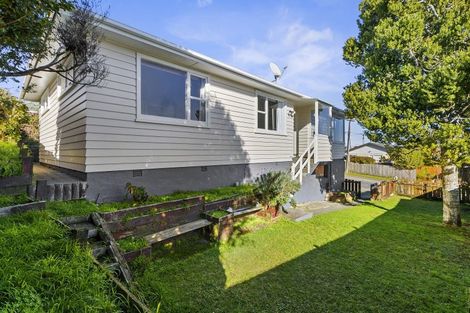 Photo of property in 3a Kinapori Terrace, Newlands, Wellington, 6037