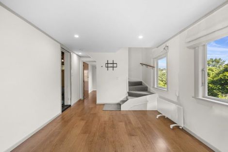 Photo of property in 10 Greenview Way, Miramar, Wellington, 6022