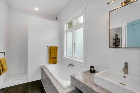 Photo of property in 37 Harbour View Road, Point Chevalier, Auckland, 1022