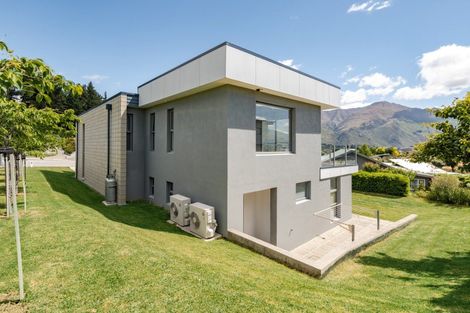 Photo of property in 5 Bovett Place, Wanaka, 9305