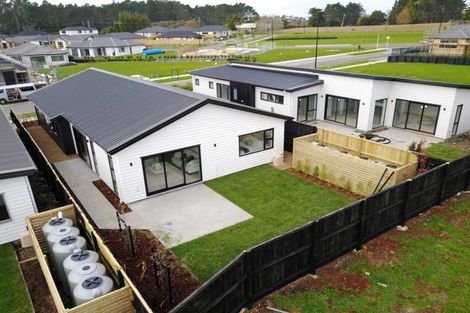 Photo of property in 38 Lumbarda Drive, Kumeu, 0810