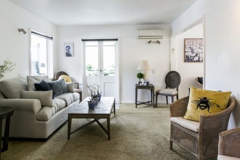 Photo of property in 11 Shortland Place, Havelock North, 4130