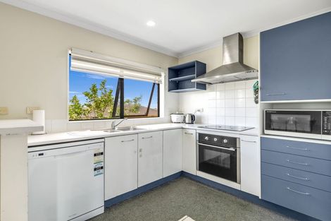Photo of property in 16 Ironstone Place, Randwick Park, Auckland, 2105