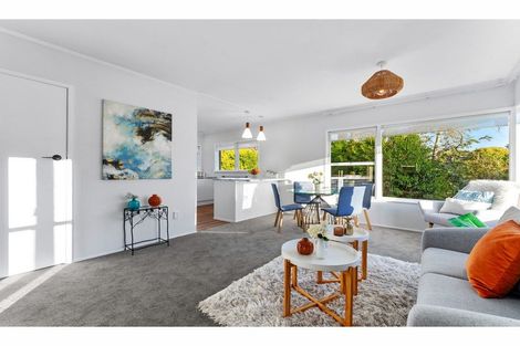 Photo of property in 2/13 Jonathan Place, Sunnynook, Auckland, 0620