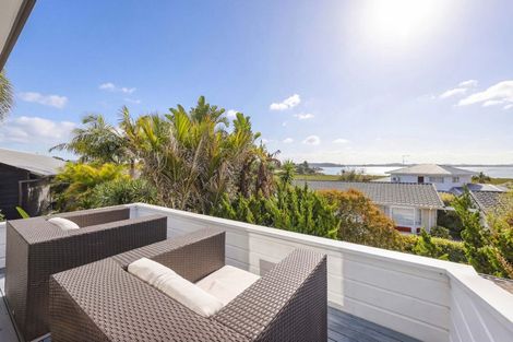 Photo of property in 16 Oakpark Place, West Harbour, Auckland, 0618